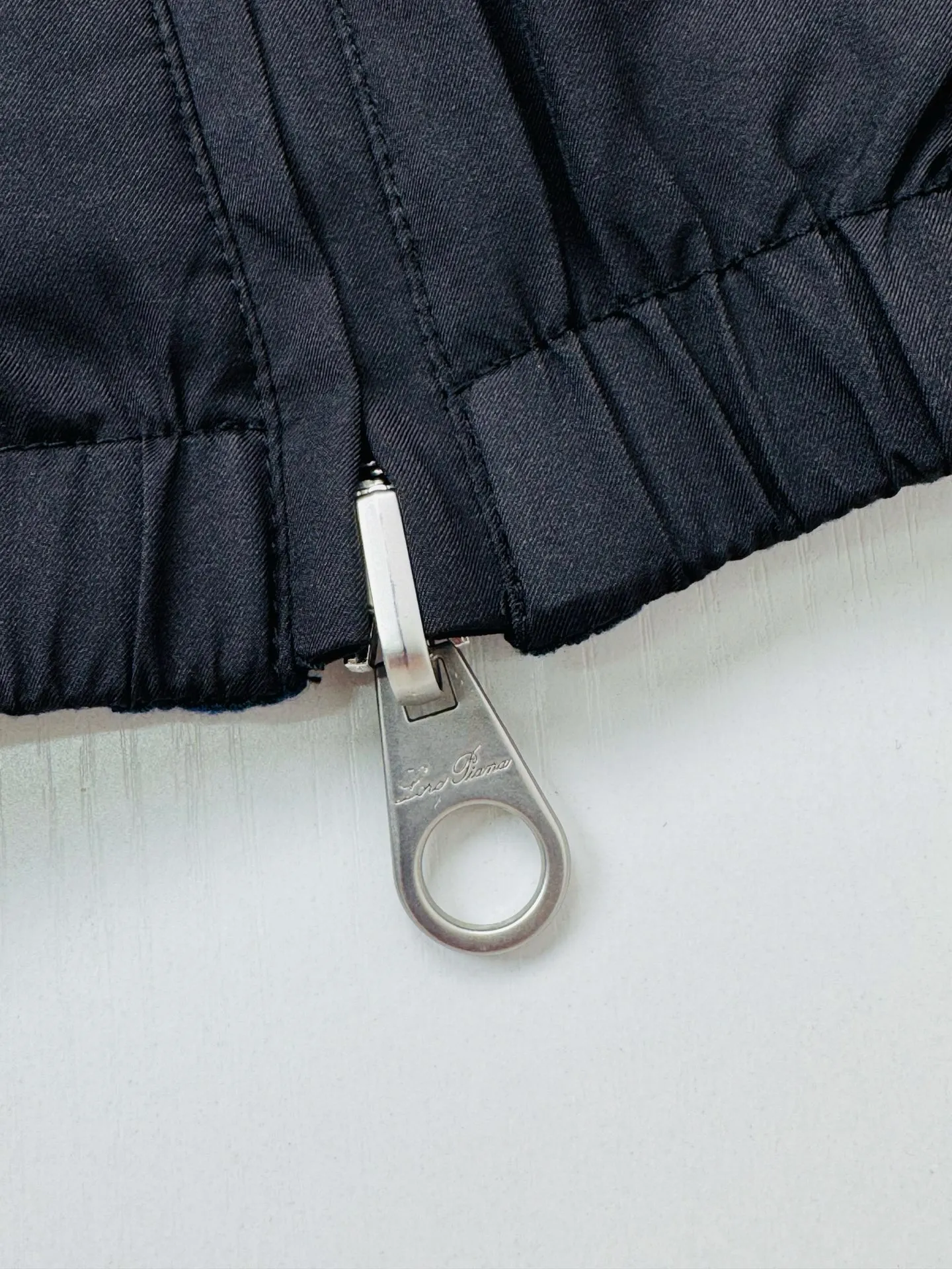 Loro Pian old money style LP double-sided stand-up collar zipper vest jacket. The A side is customized with high-density windproof functional nylon fabric. The drape is completely synchronized with the original version. The B side is made of ultra-fine wool knitted fabric, which has been individually color-fixed and will not turn white after repeated wear. The two-way double-headed metal zipper is molded separately. The size of the slider, metal matte coating, and tooth pattern spacing are strictly reproduced from the original version. Size: 46/48/50/52